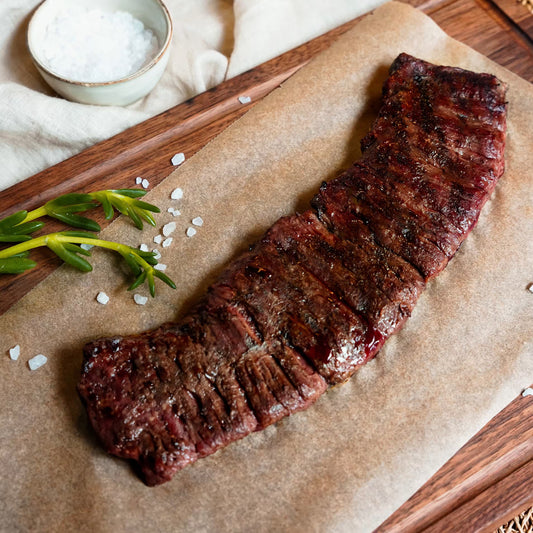 Grasgevoerde Inside Skirt Steak: Een mals en smaakvol stuk rundvlees, perfect bereid voor een heerlijke maaltijd. Geschikt voor grillliefhebbers en fijnproevers.
